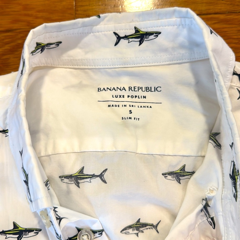 Banana Republic White SS Button Down Shirt w/Great White Shark Print, Small - Picture 4 of 4